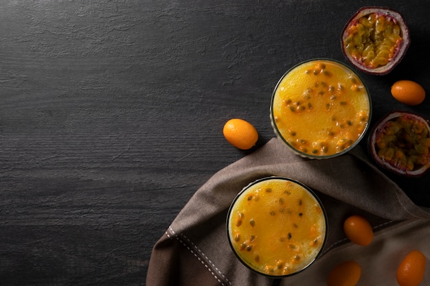 Photo gratuite la nature morte d'une tasse de dessert d'acaï brésilien