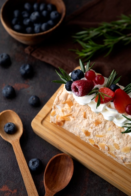 Photo gratuite la nature morte d'une tasse de dessert d'acaï brésilien