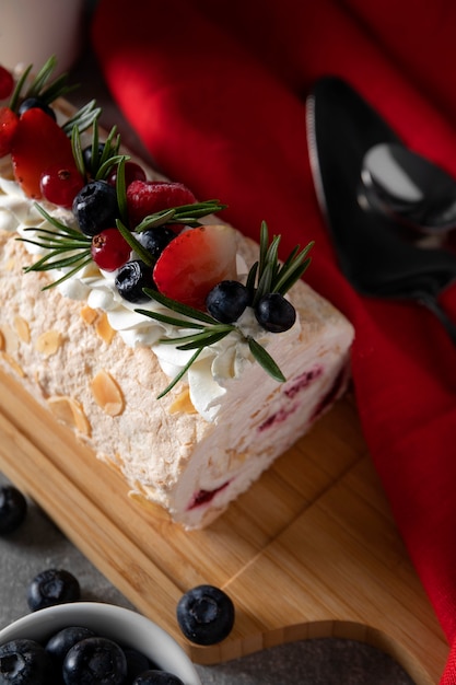 Photo gratuite la nature morte d'une tasse de dessert d'acaï brésilien