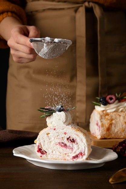 Photo gratuite la nature morte d'une tasse de dessert d'acaï brésilien