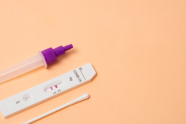 Nature morte de tests de coronavirus positifs