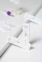 Photo gratuite nature morte de tests de coronavirus positifs