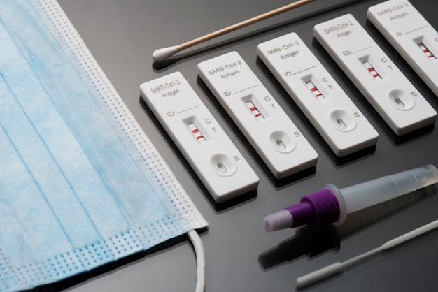 Photo gratuite nature morte de tests de coronavirus positifs