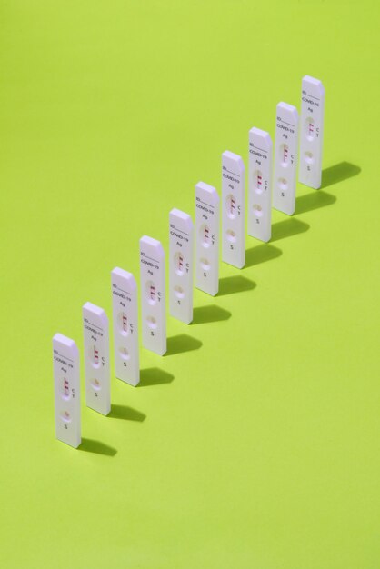 Nature morte avec des tests de coronavirus positifs