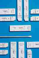 Photo gratuite nature morte avec des tests de coronavirus positifs