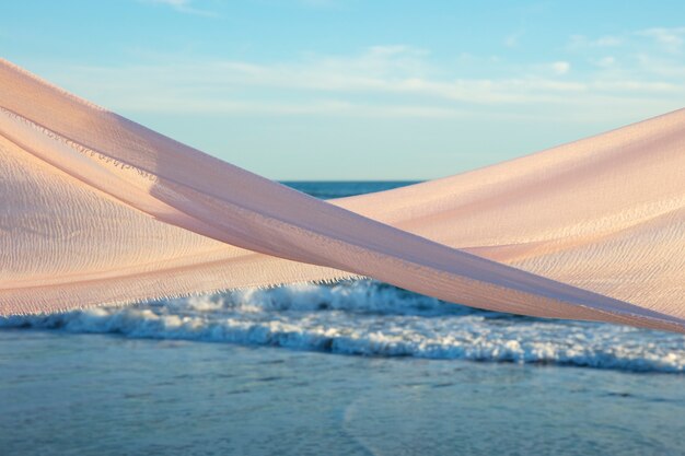 Une nature morte de tissu ondulant dans l'air