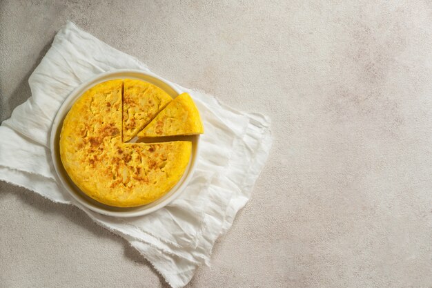 Nature morte de tortilla espagnole aux pommes de terre