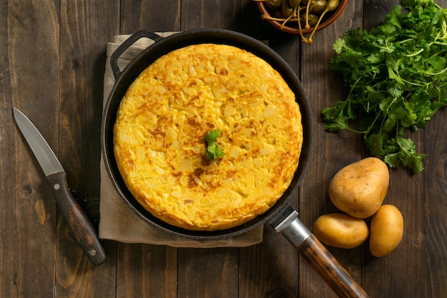 Photo gratuite nature morte de tortilla espagnole aux pommes de terre