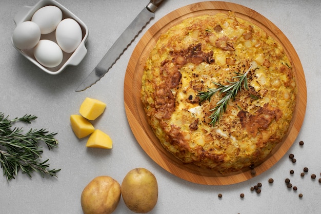 Photo gratuite la nature morte de la tortilla espagnole