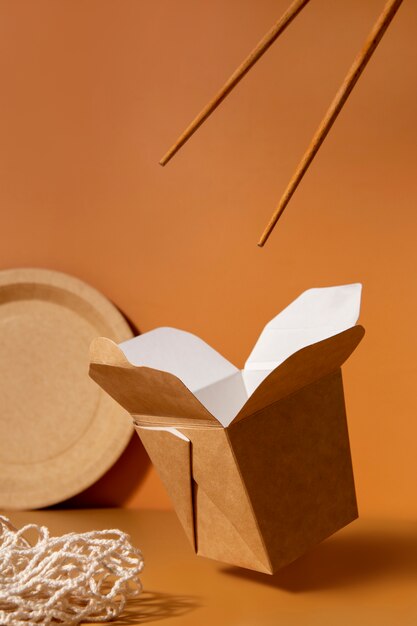 Nature morte de vaisselle bio en carton