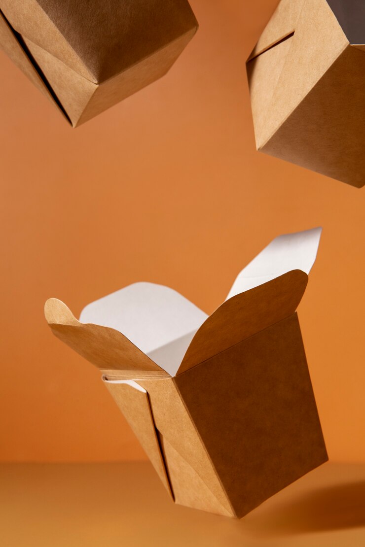 Photo gratuit nature morte de vaisselle biologique en carton