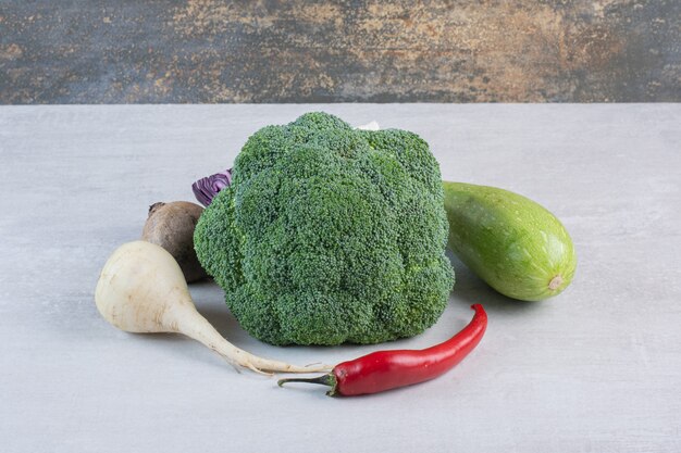 Navet blanc, brocoli et piment sur la surface de la pierre. Photo de haute qualité