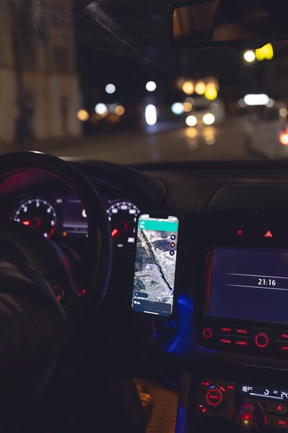 Navigateur dans un smartphone dans une voiture de nuit en gros plan