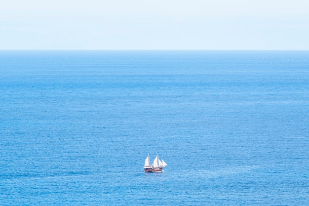 Photo gratuite navire de commerce extrêmement long sur la mer