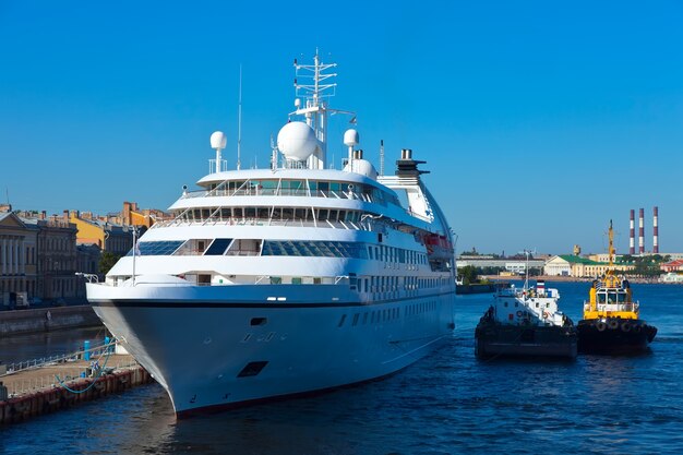 Navire de croisière blanc à Neva. Saint-Pétersbourg