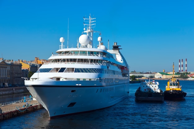 Navire de croisière blanc à Neva. Saint-Pétersbourg