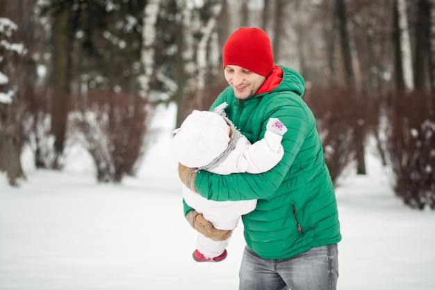 Neige promenade enfant mère famille