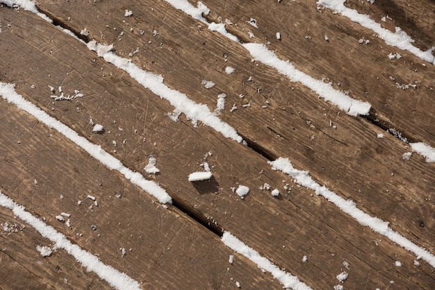 Photo gratuite neige sur une table en bois