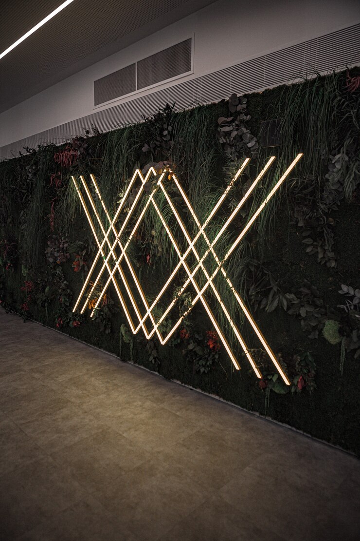 Néons sur mur avec plantes et fleurs