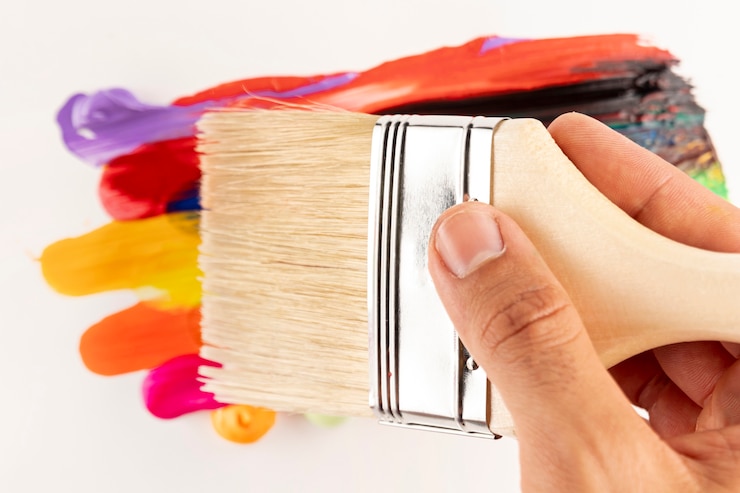 Photo gratuit nettoyer le pinceau sur les traces de peinture