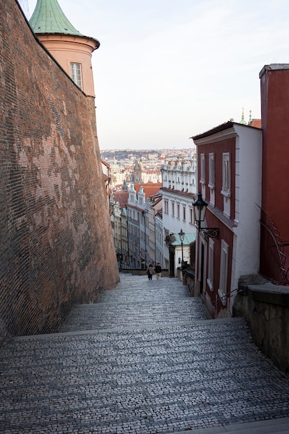 Nettoyer les rues de la ville de prague