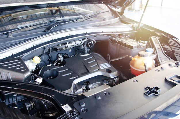 Nettoyez les détails du moteur de la voiture dans le garage.