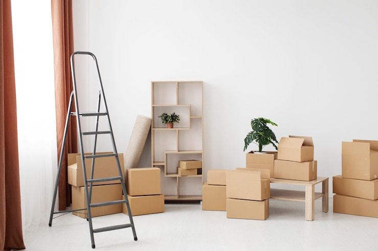 Photo gratuit nettoyez la nouvelle maison pleine de boîtes