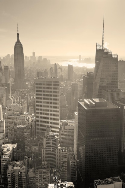 New York City skyline noir et blanc dans le centre-ville de Manhattan vue panoramique aérienne dans la journée.