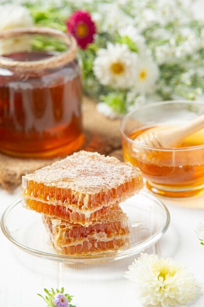 Nids d'abeilles frais sur une surface en bois blanche