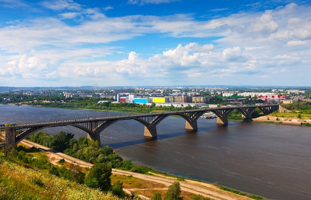 Nijni Novgorod avec le pont Molitovsky à travers la rivière Oka