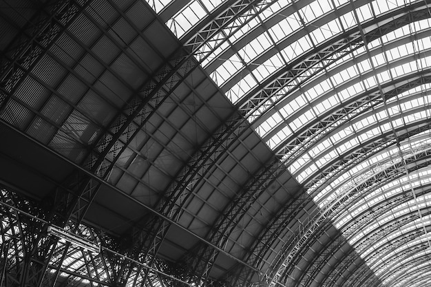 Niveaux de gris de la gare centrale sous la lumière du soleil à Francfort en Allemagne