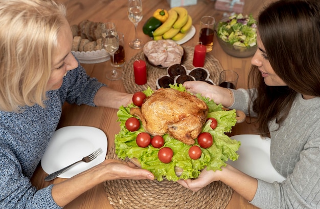 Photo gratuite noël en famille à la maison