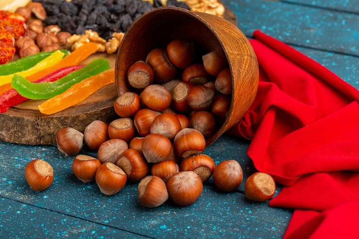 Photo gratuit noisettes fraîches sur le bureau bleu couleur photo snack