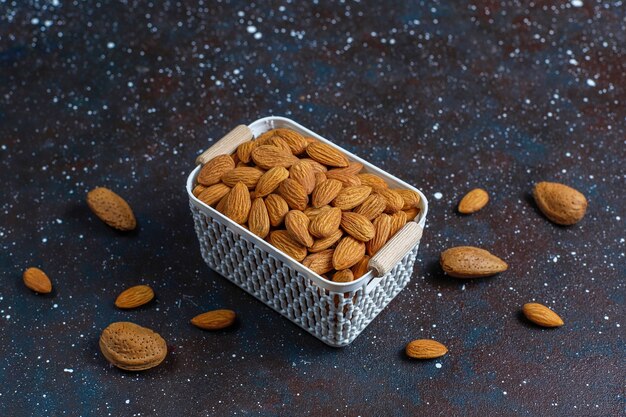 Photo gratuite noix d'amandes biologiques décortiquées.