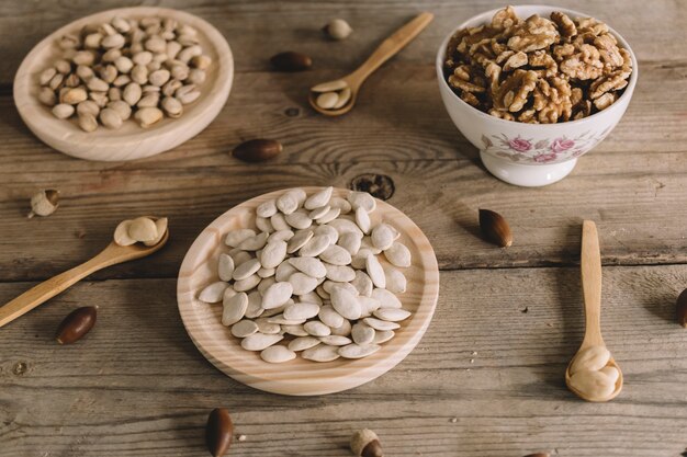 Noix sur des assiettes en bois avec des cuillères