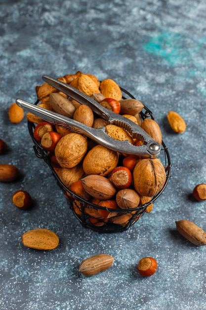 Photo gratuite noix biologiques mélangées avec coque.