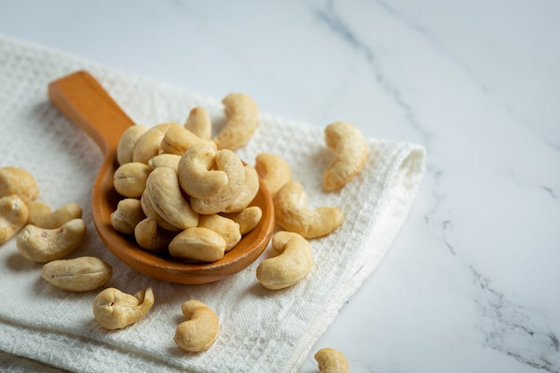 Noix de cajou brutes sur fond de marbre