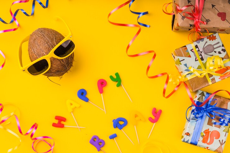Photo gratuit noix de coco anniversaire vue de dessus avec lunettes de soleil