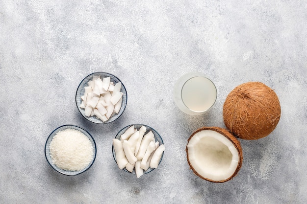 Noix de coco entière et divers morceaux de noix de coco