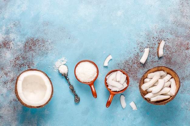 Noix de coco entière et divers morceaux de noix de coco