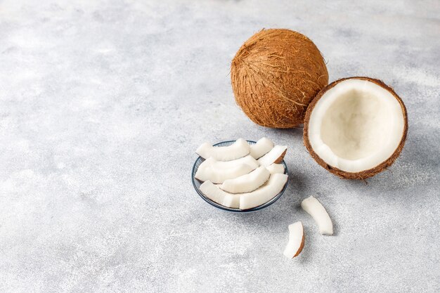 Noix de coco entière et divers morceaux de noix de coco