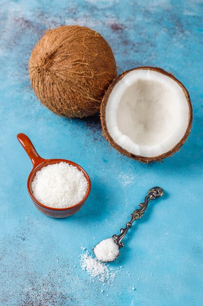 Noix de coco entière et divers morceaux de noix de coco