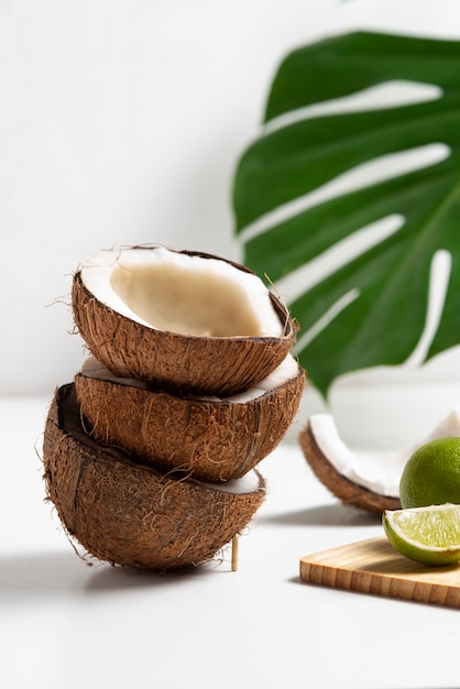 Noix de coco et feuille avec fond blanc