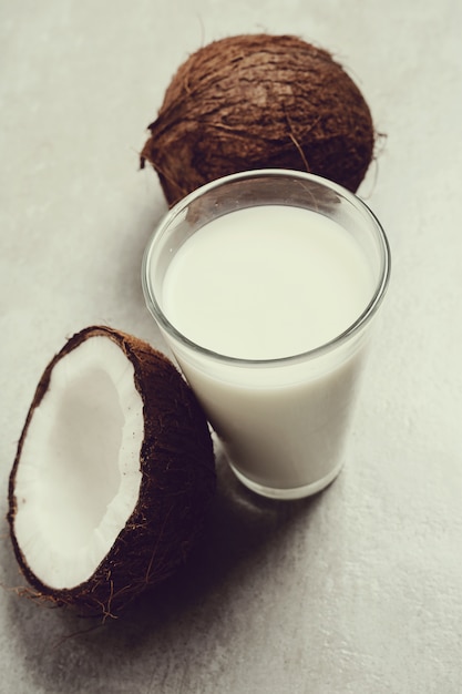 Photo gratuite noix de coco fraîche et lait de coco