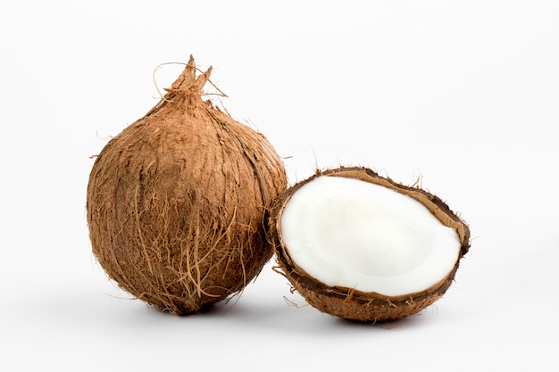 Noix de coco fraîche moelleuse délicieuse coupe parfaite isolée sur blanc