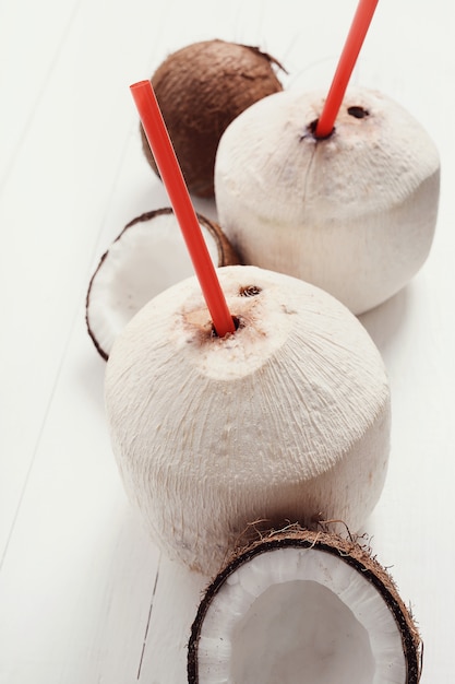 Noix de coco fraîches et cocktails de noix de coco