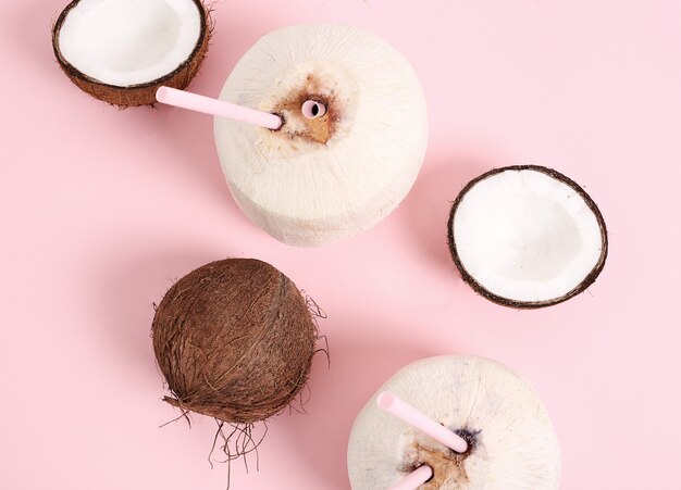 Noix de coco fraîches et cocktails de noix de coco