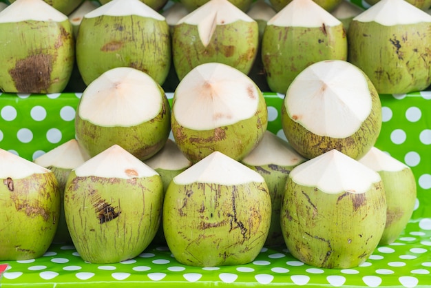 noix de coco fraîches sur étagère