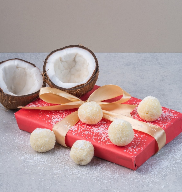 Noix de coco, sablés et coffret cadeau, sur la table en marbre.