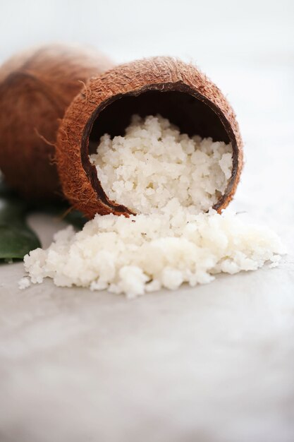 noix de coco sur une surface en marbre clair